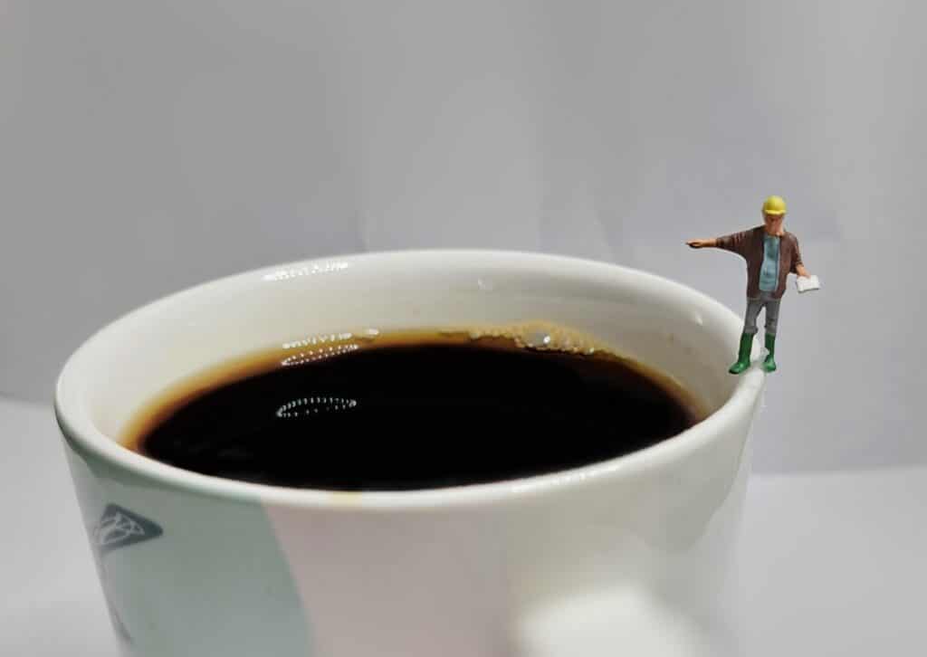 kahvikuppi ja miniatyyriukkeli